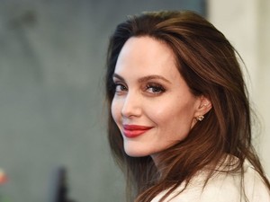 Angelina Jolie lélegzetelállító ruhában ment vacsorázni, és nem is akárkivel