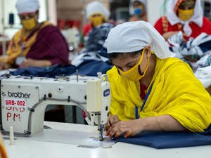 A divatipar kizsákmányolja a nőket. Hogyan is érezhetnénk jól magunkat egy új ruhában?