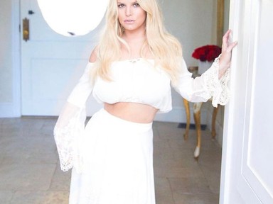 Istennő! Jessica Simpson szőrös lábáról posztolt fotót!