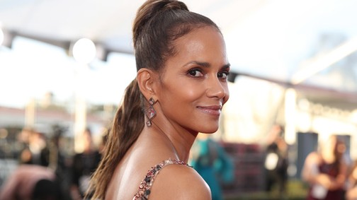 51 évesen posztolt vizes pólós képet Halle Berry, de még milyet