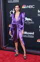 Dua Lipa a 2018-as Billboard Music Awardson egy látványos, metál fényű Alexandre Vauthier ruhában jelent meg Las Vegasban, amely tökéletesen tükrözte extravagáns stílusát. A hangsúlyos vállak, a mély dekoltázs és a feltűnő lila árnyalat garantálták az emlékezetes belépőt.