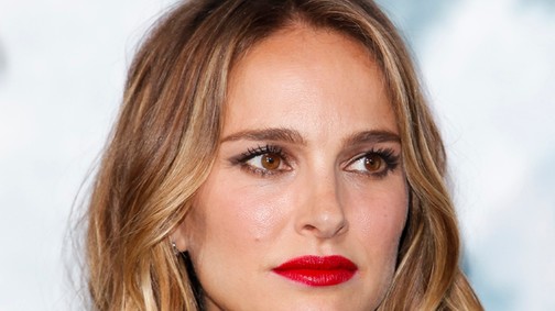 Natalie Portman köldökig kivágott ruhában lépett a vörös szőnyegre
