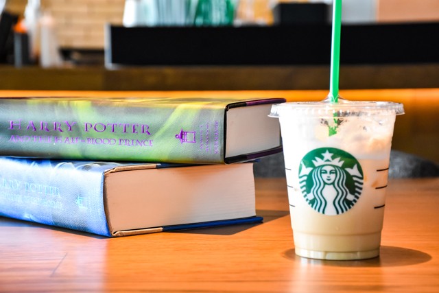 Könyvgyűjtő kampánnyal támogatja az esélyegyenlőséget és az olvasást a Starbucks