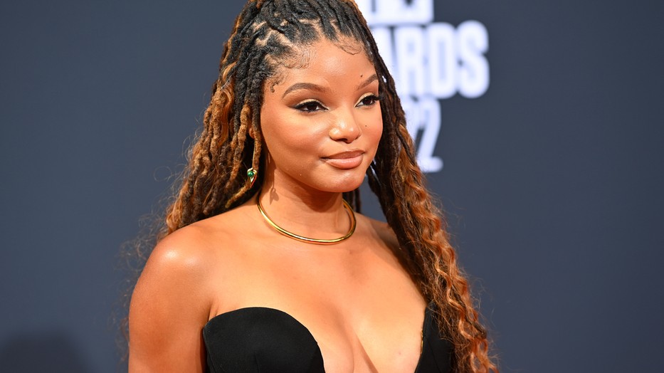 A kis hableány szerepében a Grammy-díjra jelölt Halle Bailey-t láthatjuk | Paras Griffin