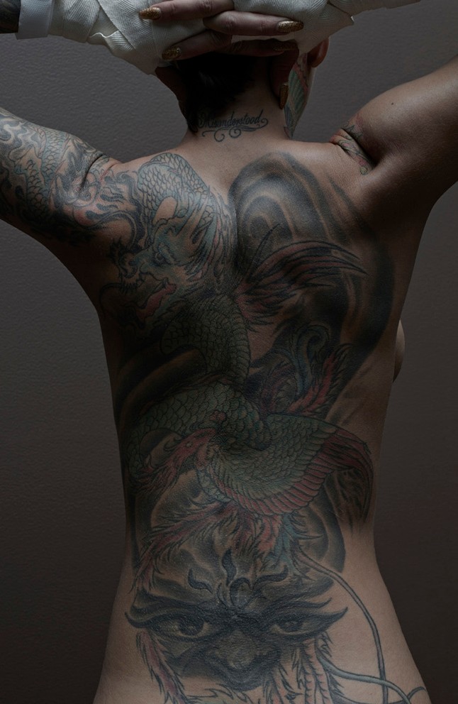 Szakadt harisnyák, szemét, fenékmutogatás és meztelenkedés Kanye West új kollekciójában