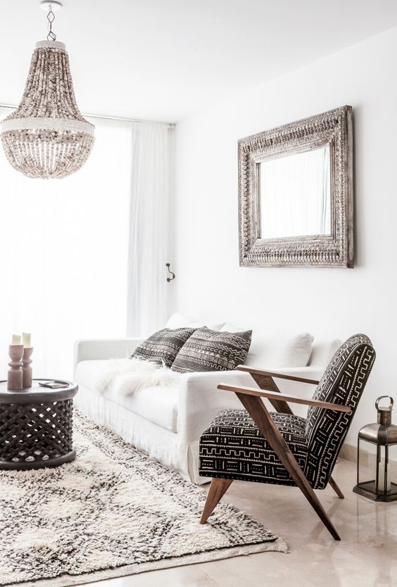 Marokkói szőnyeg, afrikai textillel áthúzott mid-century szék 