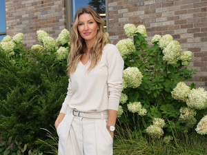 Gisele Bündchen topless, egy szál farmerban pózol új kampányában