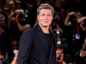 Friss fotók bizonyítják: Brad Pitt soha, egyetlen barátnője mellett sem nézett ki még ennyire jól!