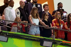 Taylor Swift a Super Bowl nézőterén egy letisztult, mégis fiatalos és vagány szettben mutatta meg, hogy a színpadon kívül is lehet stílusos. A fehér tank top és a magas derekú, csillogó farmer short tökéletesen passzolt a sportesemény laza hangulatához. Egyszerű, mégis figyelemfelkeltő választás, ami kiemelte az énekesnő természetes szépségét. 