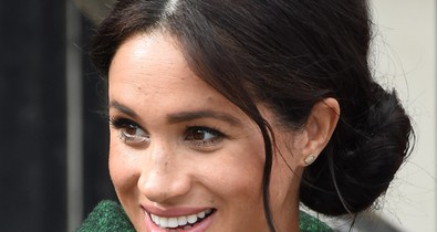 Harry herceg keresztapa lett, Meghan Markle pedig egy gyönyörű vintage Dior kabátban kísérte el a keresztelőre