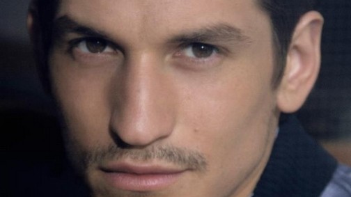 Bajusszal és szoknyában hódít a modellfiú