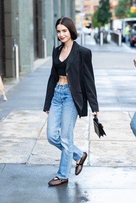 Lily Collins blézer-farmer kombinációit nem lehet megunni! Főleg nem ezzel a cseppet sem hétköznapi meztelen Mary Jane cipővel. A szettnek talán az az egyetlen darabja, amelyre Emily Cooper is igent mondana.