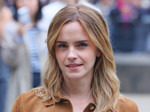 Ez a sármos férfi lehet Emma Watson szerelme, nyaralós fotók buktatták le őket