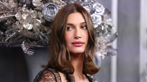 Hailey Bieber meztelenruhájára még évtizedekig emlékezni fogunk, ilyen merész szettben még nem láthattuk