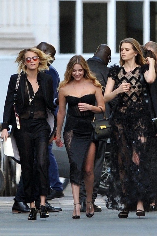 Óriási volt a sztárfelhozatal Zoe Kravitz esküvőjén Párizsban