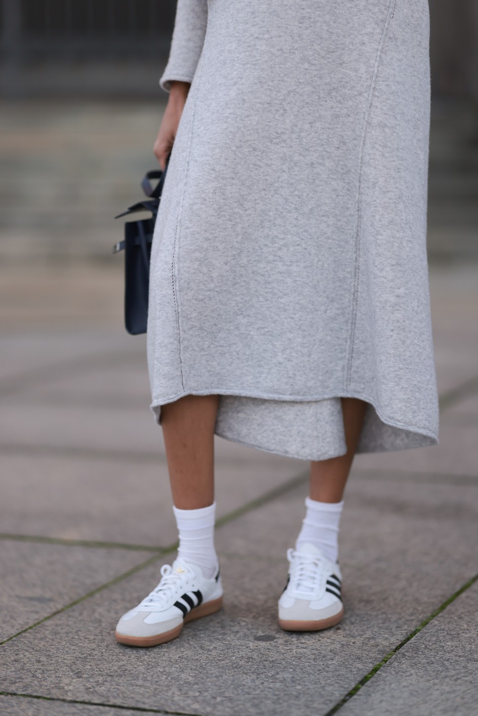 Adidas Samba kötött ruhával párosítva - egyáltalán nem meglepő látvány manapság