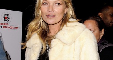 A topmodell ötven árnyalata - Kate Moss kötözős szexet olvas