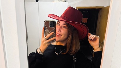 Deák Becca egy igazán vagány szettel zárja a hetet