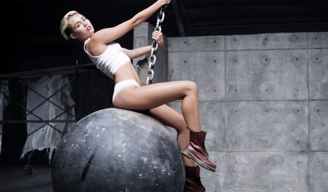 Miley Cyrus a Wrecking Ball klipjében
