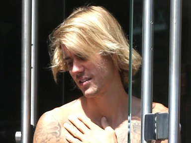 Justin Bieber nem bírja a hőséget, póló nélkül flangál
