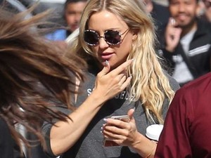 Kate Hudson feszes hasát látnod kell!