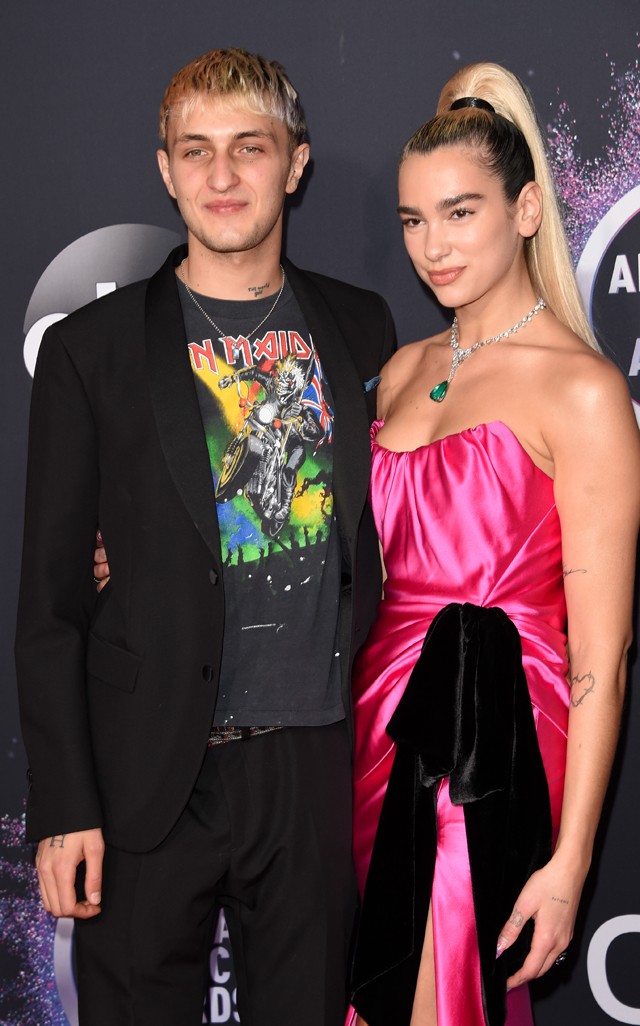 Így még tuti nem láttad: Dua Lipa hosszú szőke hajjal a vörös szőnyegen!