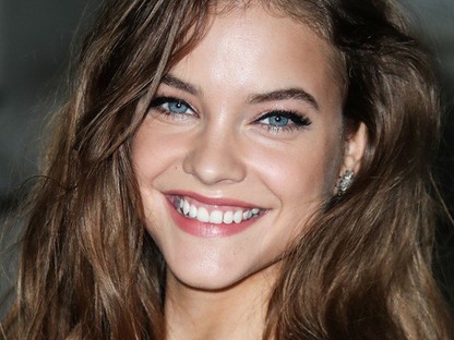 Palvin Barbara állati szexi volt ebben a piros szerelésben Moszkvában