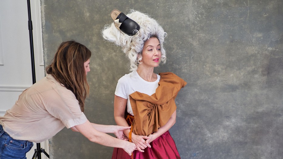 Kovács Patrícia a Batz X RekaVago  kollekció legújabb papucskollekciójával pózol. A papucs ezúttal nem a lábán van, hanem a frizuráját díszíti