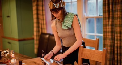 „Legalább most legyél végre TE az első!” - Miért feminista ügy a karácsony? Mert az érzelmi munka a nőket terheli