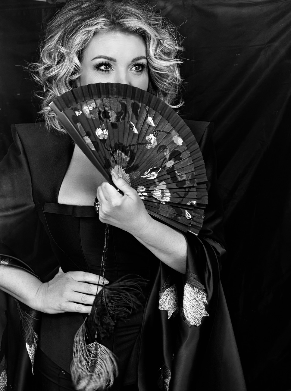 LIptai Claudia A Nagy Duett élő műsorában viselt ruhájához kézzel festett legyező is készült