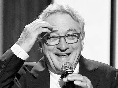 Akarsz nevetni? Akkor itt van a 74 éves Robert De Niro holdjáró telitalpú cipőben