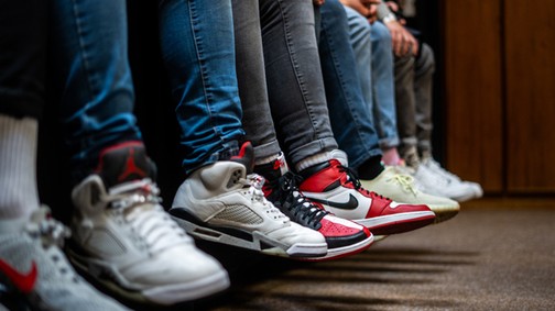 Elegánsan sportcipőben - Így mosódik össze a dizájner és az utcai divat