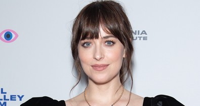 Dakota Johnson uralja a vörös szőnyeget és az utcákat jelenleg