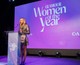 Dobos Evelin a GLAMOUR Women of the Year gálán Az év színésznője díjjal Merő Péter ruhában