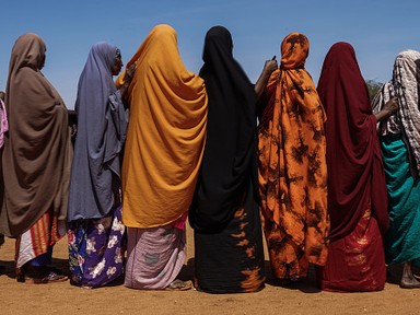 „A lepedő vértől csatakos. A kislány egyre csak sikít. Hangja a szívemig hatol” - Legalább 200 millió nő él csonkított nemiszervvel - de miért olyan nehéz megszüntetni?