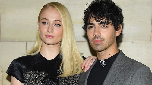 Ennél nem lesz viccesebb: Joe Jonas szerelme karakterének, Sansa Starknak öltözött