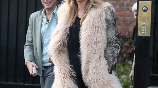 Ketten se bírják Kate Moss ünnepi virágait