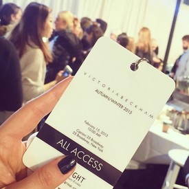 Íme a belépőd Victoria Beckham divatbemutatójára.