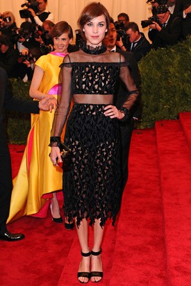 Alexa Chung kivételesen nem Chanel ruhában, ezúttal egy áttetsző Erdem kreációt választott.