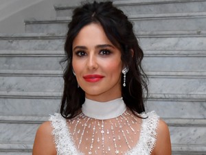 Cheryl Cole merészen felvágott ruhájában igazi végzet asszonya