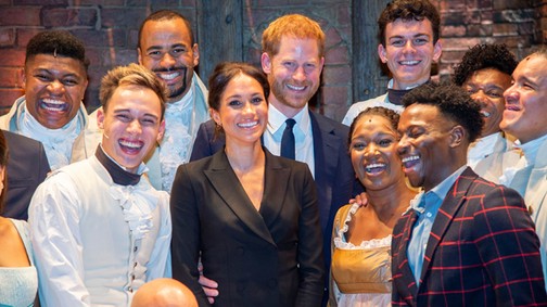 Meghan Markle olyan szexi lábvillantást produkált, hogy észre sem vettük, hogy Harry herceg is ott van