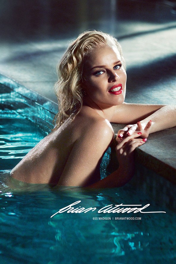 Meztlenül fürdőzik a 40 éves cseh szépség