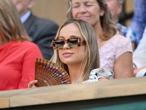 Ő itt az angol királyi család leggyönyörűbb tagja: Lady Amelia Windsor csak úgy ragyogott a londoni divathéten, nem tudunk betelni vele