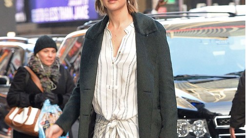 Jennifer Lawrence pizsamában az utcán