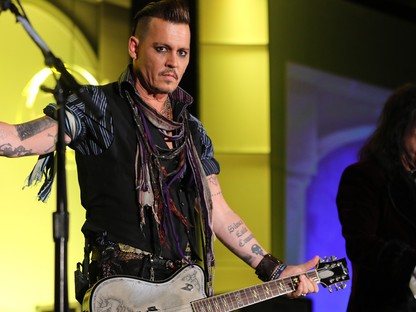 Megőrültek Johnny Depp rajongói, melltartóval dobálták meg a színészt