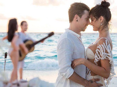 A brazil topmodell menyasszonyi ruhája őrület! Konrétan bugyira vetkőzött a szertartásra