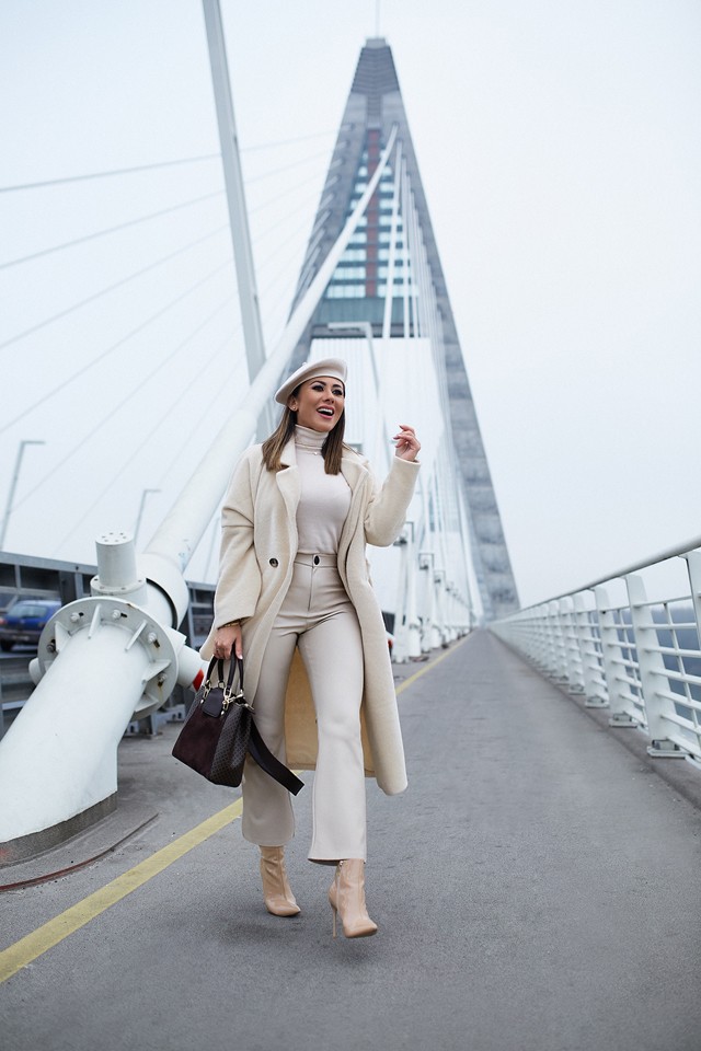 Megyeri Csilla ma csodaszép fehér szettben hódítja meg a várost