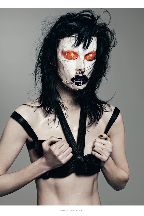 A Dazed & Confused magazin legfrissebb számában találtuk ezt. Sabrina Ioffreda modell valószínűleg nem ezzel a fotóval fog villogni a portfóliójában...