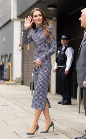 Az Anna Freud jótékonysági szervezetnél tett látogatása során egy Emilia Wickstead midiruhában jelent meg, amely egyszerre volt elegáns és kifinomult, szűk fazonjának és felsliccelt szoknyájának köszönhetően mégis sejtelmes. 