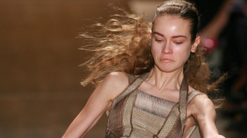 Tűz, liftben ragadt szerkesztők, kamu belépők - a divathét botrányai